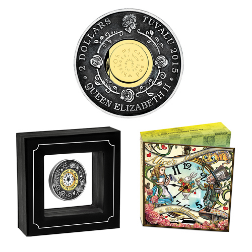 時計が埋め込まれた銀貨とアリスがカラーで描かれた銀貨の「不思議の国
