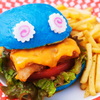 “なると”の目玉に天然着色料バンズがカラフル！モンスターカフェからフォトジェニックなバーガーが新登場！