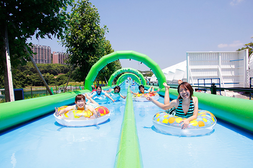 あの150mものウォーターロングスライダーや夏なのに雪遊びができちゃう夏イベントがハウステンボスを飛び出し 大阪城 内にて初開催 詳細記事 Sgs109