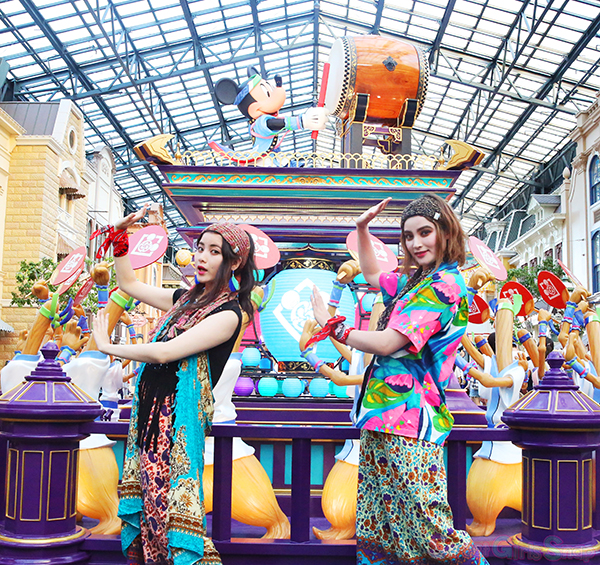 今年も東京ディズニーランドはお祭り騒ぎ 縁日や夏祭りをイメージしたスペシャルフード グッズも登場 取材レポート Sgs109