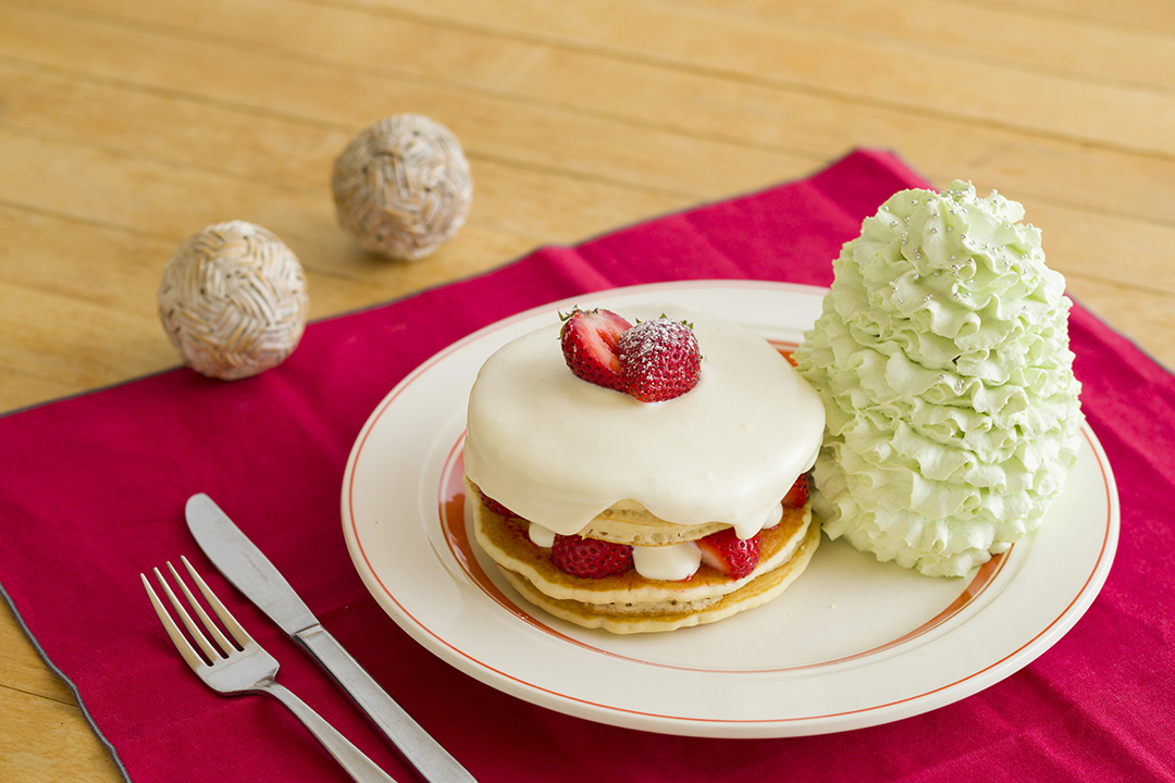 クリスマスケーキの定番 イチゴのショートケーキをイメージしたパンケーキも Eggs N Things から ハワイのクリスマスをイメージした限定メニューが登場 詳細記事 Sgs109