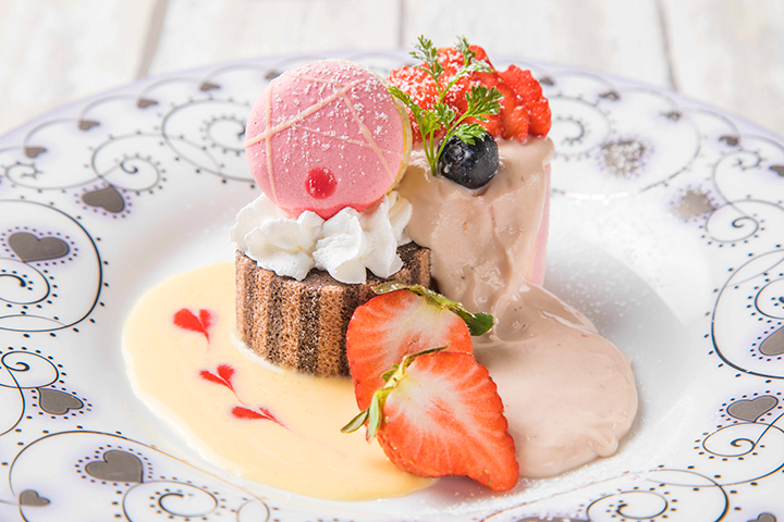 お城みたいなケーキに お菓子の家のチョコフォンデュも ピンクのいちごメニューがいっぱいの アリスのストロベリー ティーパーティ 大阪 名古屋にて開催 画像0 Sgs109