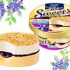 2種のチーズケーキ風アイスとブルーベリーソースが相性バツグン！「明治 エッセルスーパーカップ Sweet’s ブルーベリーチーズケーキ」新登場♪