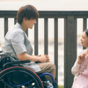 つぐみに照れた様⼦でネックレスをプレゼントする樹がカッコいい～♡ 映画『パーフェクトワールド 君といる奇跡』江ノ島デートの場面カット公開！