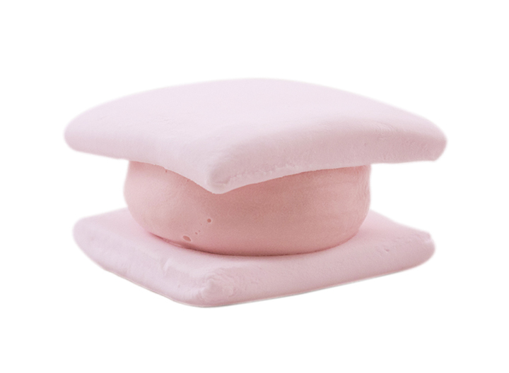 ふんわり・やわらかなマシュマロで、ピンク色のアイスをサンド 