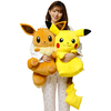 愛らしいピカチュウ＆イーブイの体でむぎゅっと夢心地♡ 『むぎゅむぎゅっとつつまれぬいぐるみ おっきなピカチュウ／イーブイ』タカラトミーモール限定で登場！