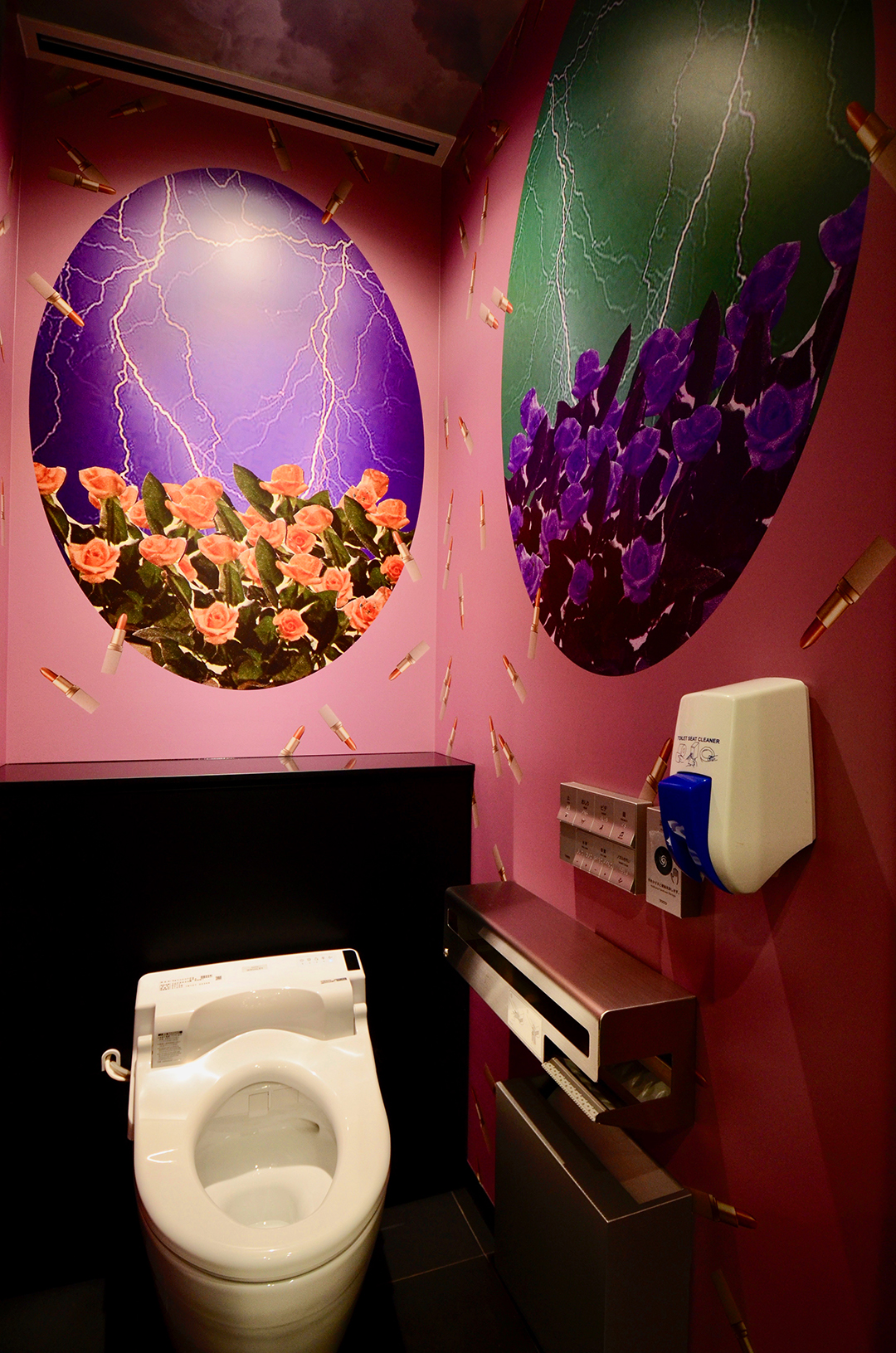 “とんだ林蘭”による「原宿の奇妙な異空間」♪ ラフォーレ原宿3階のトイレが、ガーリーで独創的なデザインにリニューアル