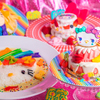 ハローキティ × KAWAII MONSTER CAFEが夢のコラボ♡ デコラティブなキティの虹色メニューやグッズ、特別コラボルームが登場！