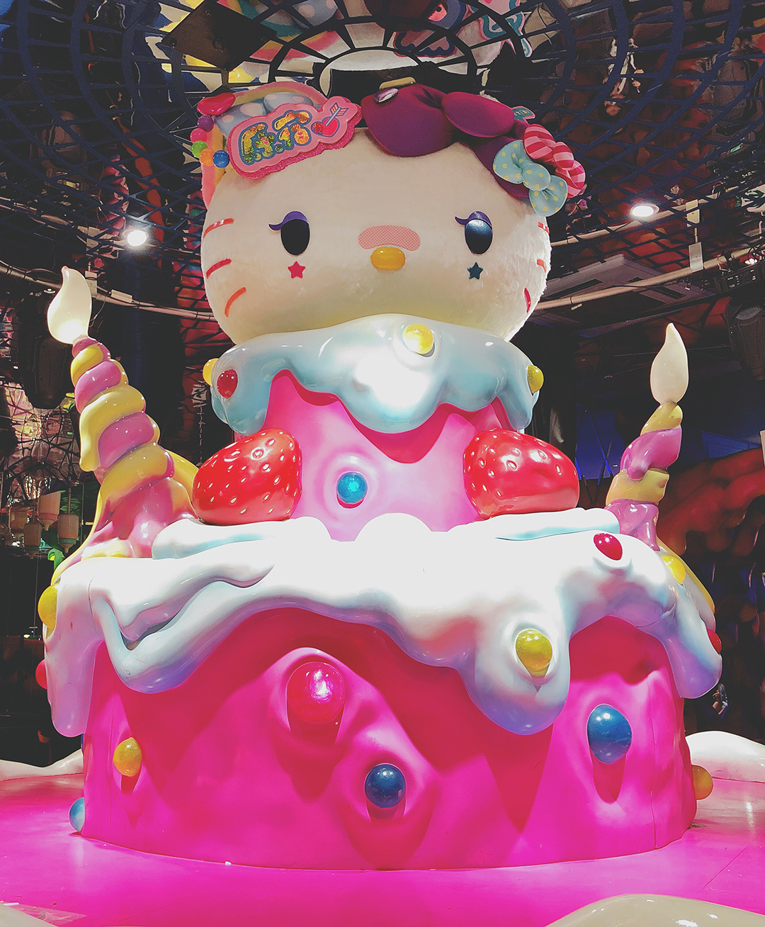 キティちゃん好きにはたまらない Kawaii Monster Cafeにハローキティとコラボした虹色メニューやグッズ 特別コラボルームが登場 レポ 画像0 Sgs109