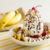 4種類のフルーツとバニラ＆チョコアイスを豪華に盛り付け♡ パフェのように華やかな『バナナスプリットパンケーキ』エッグスンシングスに登場！