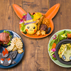 ピカチュウがハロウィンハットをかぶったり、ミミッキュの仮装をしたり♡ ポケモンカフェに期間限定のハロウィンメニューが登場！