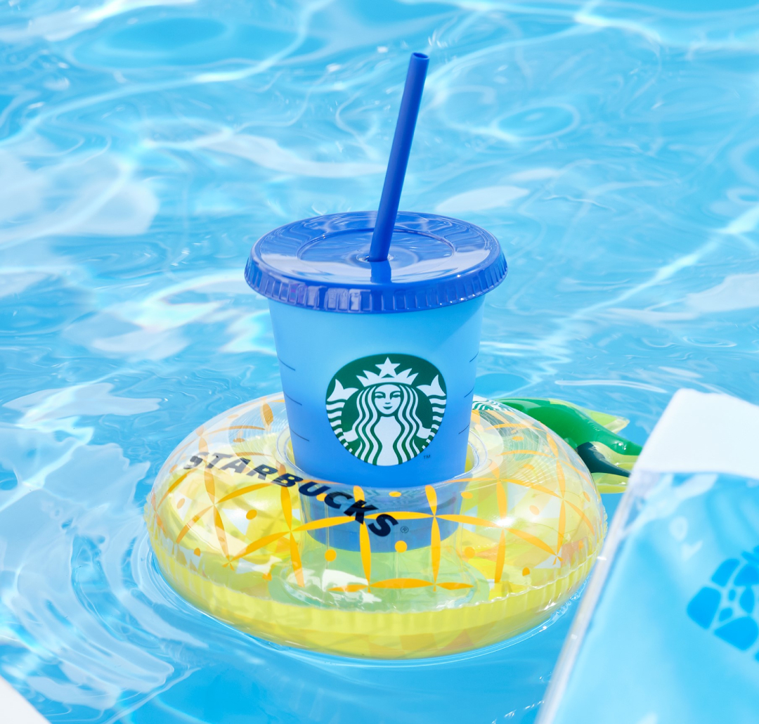 浮き輪型のカップホルダーに、冷たい飲み物を入れると色が変わるカップ ...
