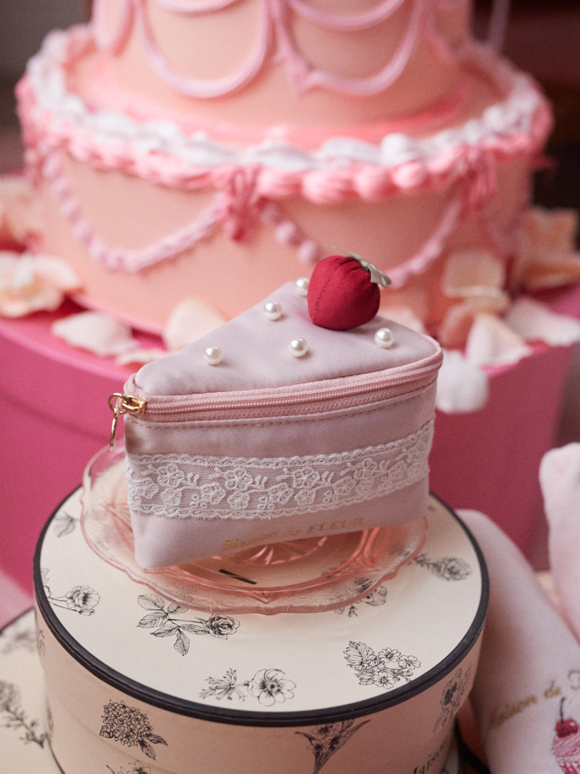 ショートケーキ型の可愛いポーチも Maison De Fleurから毎年大好評のバレンタイン限定シリーズ Pink Sweets Mania が今年も登場 詳細記事 Sgs109