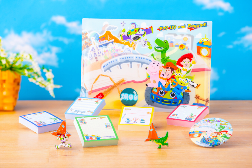 おもちゃたちが東京ディズニーリゾート をイメージしたポップアップブックで遊んでいる姿が可愛い ディズニー ピクサー映画 トイ ストーリー のグッズが登場 詳細記事 Sgs109