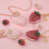 Q-pot. 2023 Valentineは甘酸っぱい「The Strawberry Macaron」♡ フレッシュで甘酸っぱい真っ赤なストロベリーと、 ロマンティックで甘いピンクのストロベリー♪