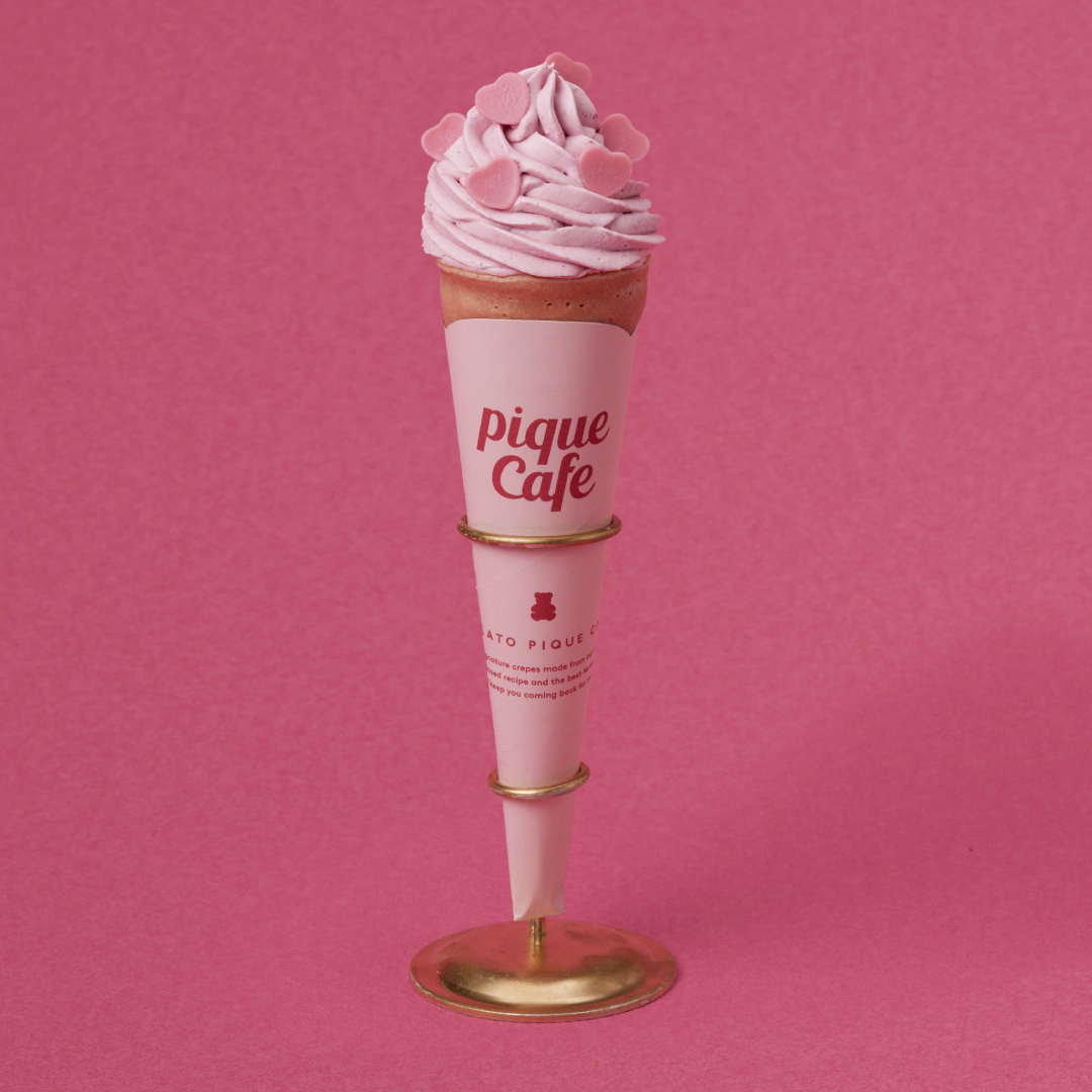 ハートチョコを散りばめたピンクのクレープも♡ gelato pique cafe