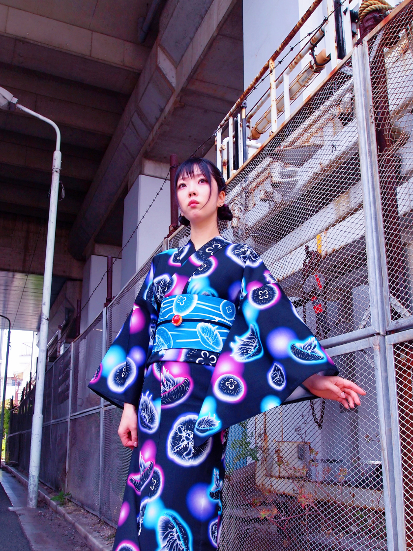 レース浴衣が人気の「MIKI SAKURA」に、蛍光染料を使用した「iroca