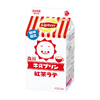 「リプトン 牛乳プリン紅茶ラテ」が期間限定で発売！パッケージにはカフェでくつろぐホモちゃんをデザイン♪