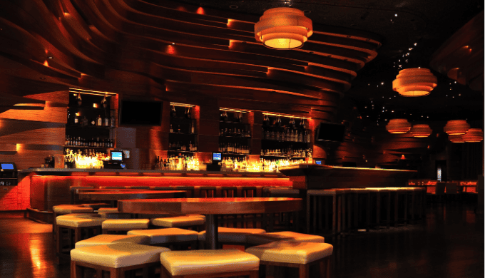 マッチングアプリと一人飲みの併用で出会いを最大化