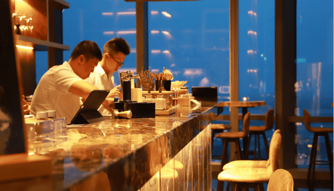 マッチングアプリと一人飲みの併用戦略