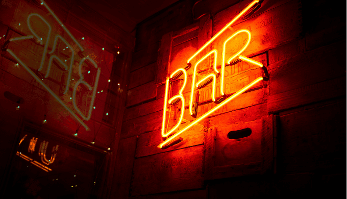 一人飲みで出会いが生まれやすいバーの選び方