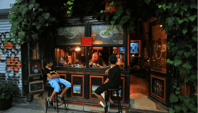 一人飲みで出会いを増やすための7つのコツ