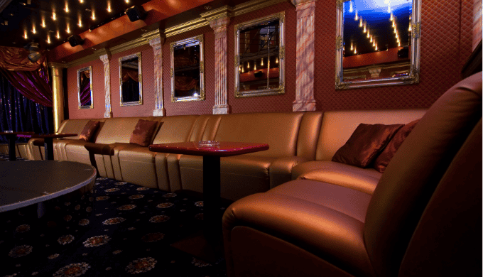 クラブとラウンジで夜の出会いを楽しむ