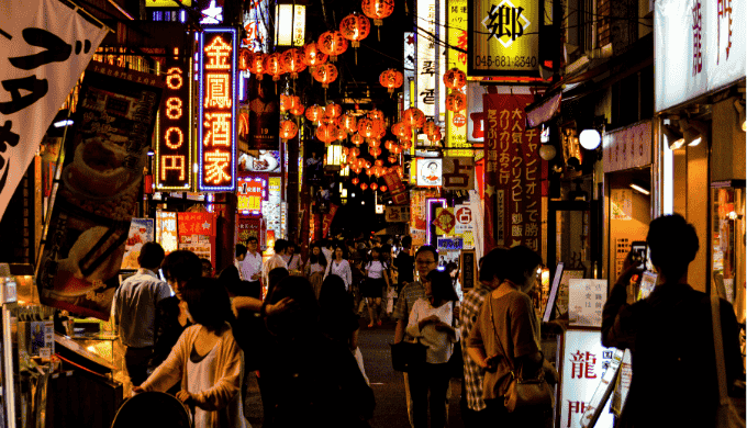 横浜で一人飲みと出会いを安全に楽しむためのマナー