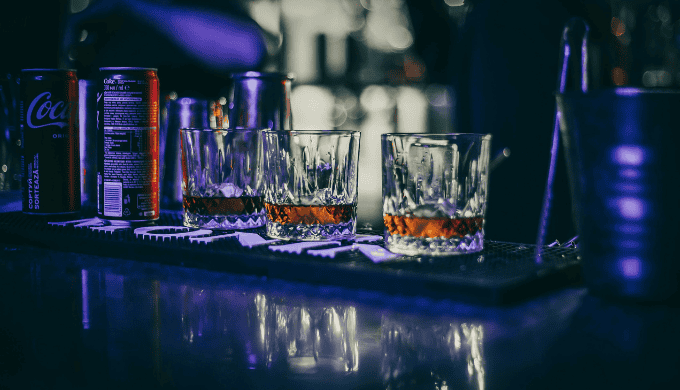 立ち飲み屋・バー|気軽に会話を楽しみたい人向け